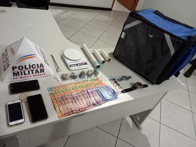 Além da droga e do dinheiro, os policiais aprenderam a mochila térmica usada no tráfico
