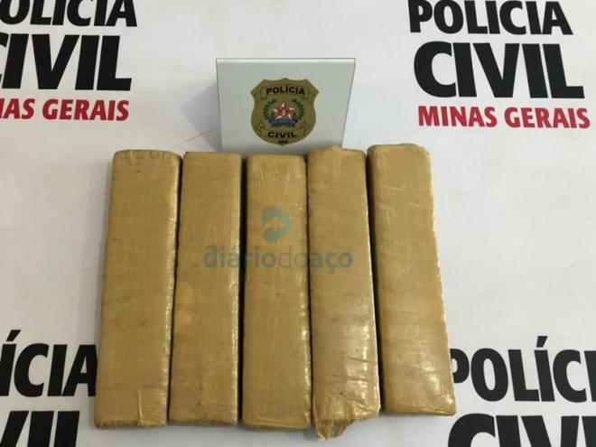 As cinco barras de maconha se encontravam no interior de um táxi de Betim
