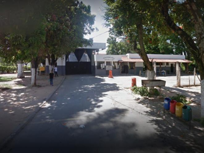 Conforme divulgado pelas polícias Militar e Penal, dois carros pararam em frente ao presídio e os ocupantes dos veículos começaram a atirar