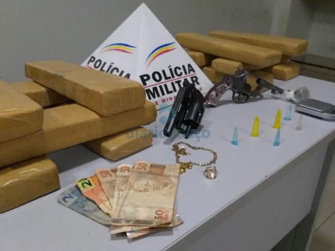 As 12 barras de maconha apreendidas e dois revólveres localizados durante as buscas aos autores do atentado