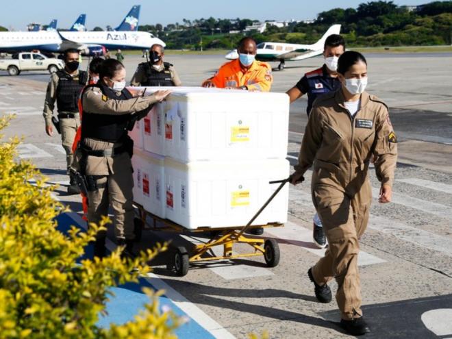 Esperança da redução do impacto da pandemia de covid-19, a vacinação da população avança dia a dia. Em Minas, 1.321.554 pessoas já receberam a primeira dose contra a covid-19
