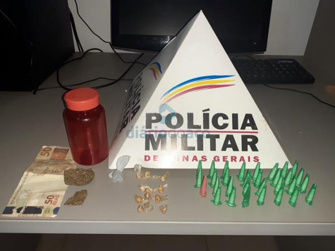 As porções de entorpecentes apreendidas pelos policiais militares
