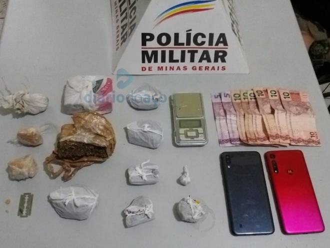 O material apreendido pelos policiais durante as buscas na casa do suspeito