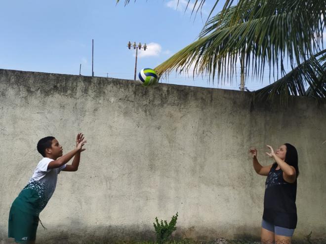 Arthur, que é um dos atletas diagnosticados com TEA da Usipa, joga vôlei com a mãe, Wanízia 