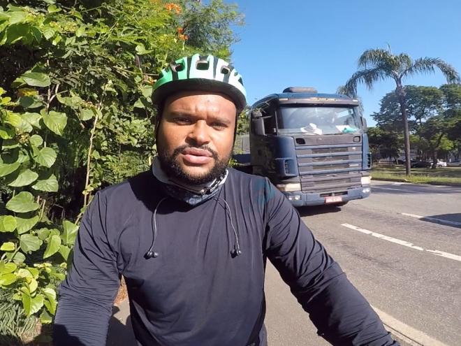 Renan de Oliveira Silva pede que a poda seja feita com urgência e melhorada a sinalização da ficlofaixa 