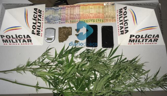 Foram localizadas porções de maconha e de crack, além de uma balança de precisão e dois pés de cannabis sativa