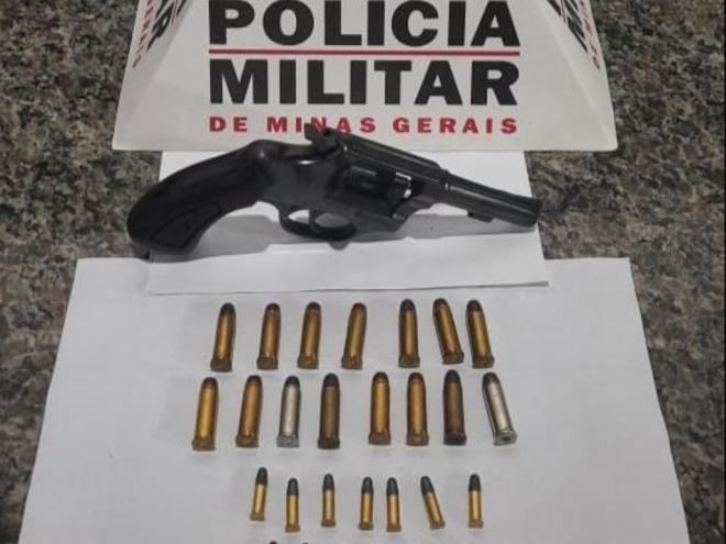Foram apreendidos com o indivíduo um revólver calibre 38 e 30 cartuchos