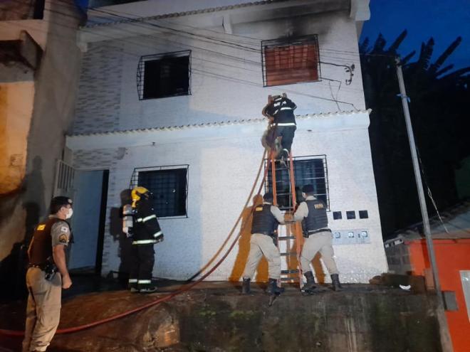 Incêndio ocorreu na madrugada deste domingo (4) no bairro Santa Cruz, em Caratinga