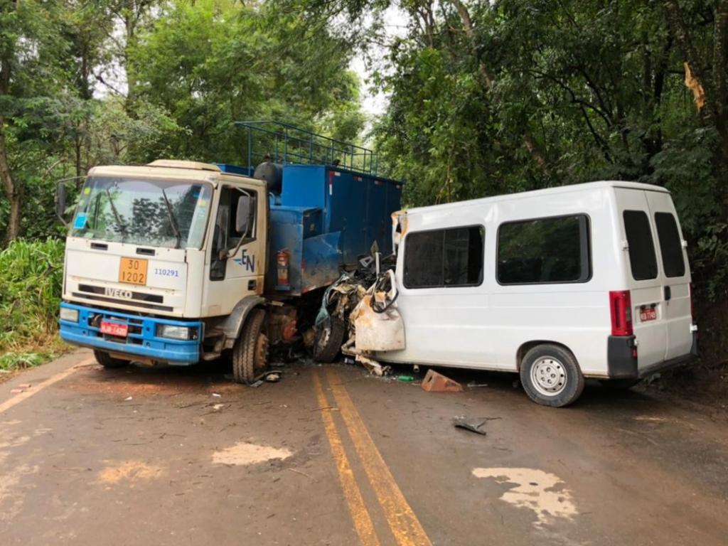 Motorista do caminhão alegou que, ao desviar-se de árvore na pista deparou-se com a van