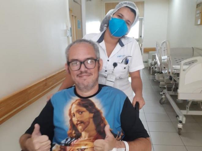 O comunicador Jefferson Rocha, na saída do Hospital Márcio Cunha II em Ipatinga, agora a tarde 
