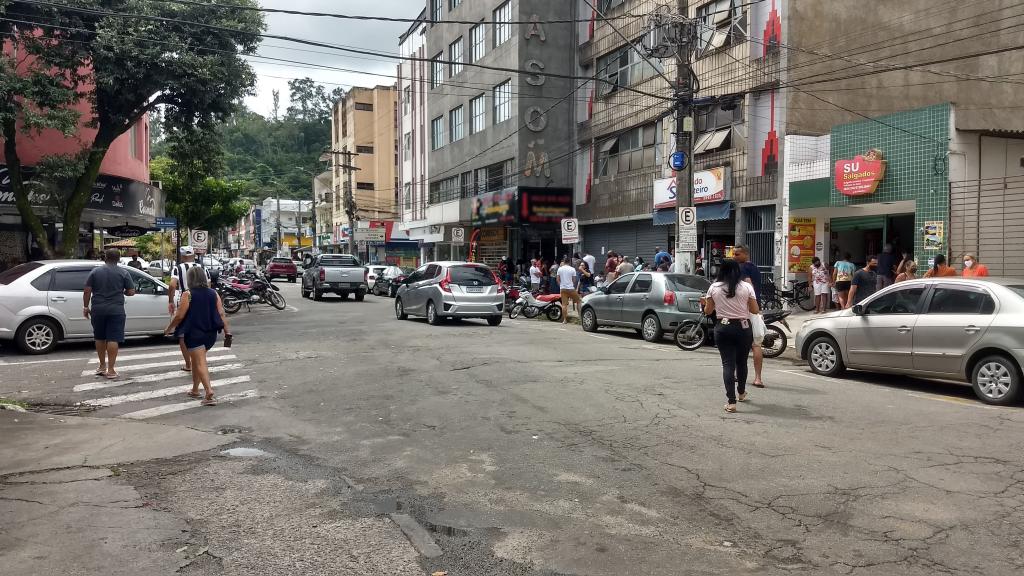 Depois da Sexta-feira da Paixão, quando todo o comércio fechou, no sábado (3) as ruas das três maiores cidades da região ficaram movimentadas