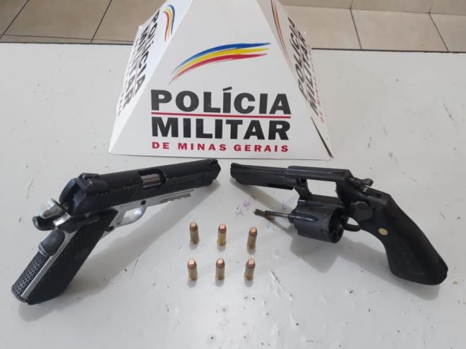 A arma verdadeira foi encontrada a cintura de um infrator, de 23 anos e a réplica de pistola foi dispensada por outro, quando se viu cercado pela polícia