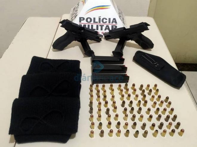 As duas pistolas, uma delas furtada, e muita munição apreendidas pelos policiais militares