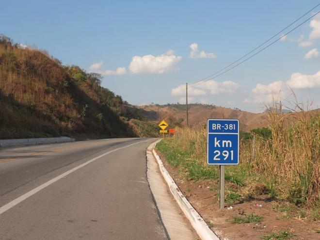 A sinalização provisória instalada durante as obras de duplicação está sendo substituída pela definitiva