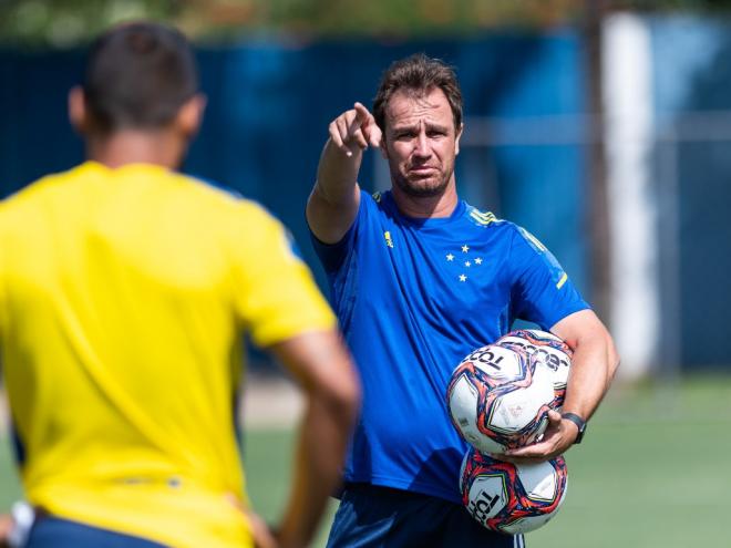 Meta do treinador Felipe Conceição é que a equipe permaneça na parte de cima da tabela