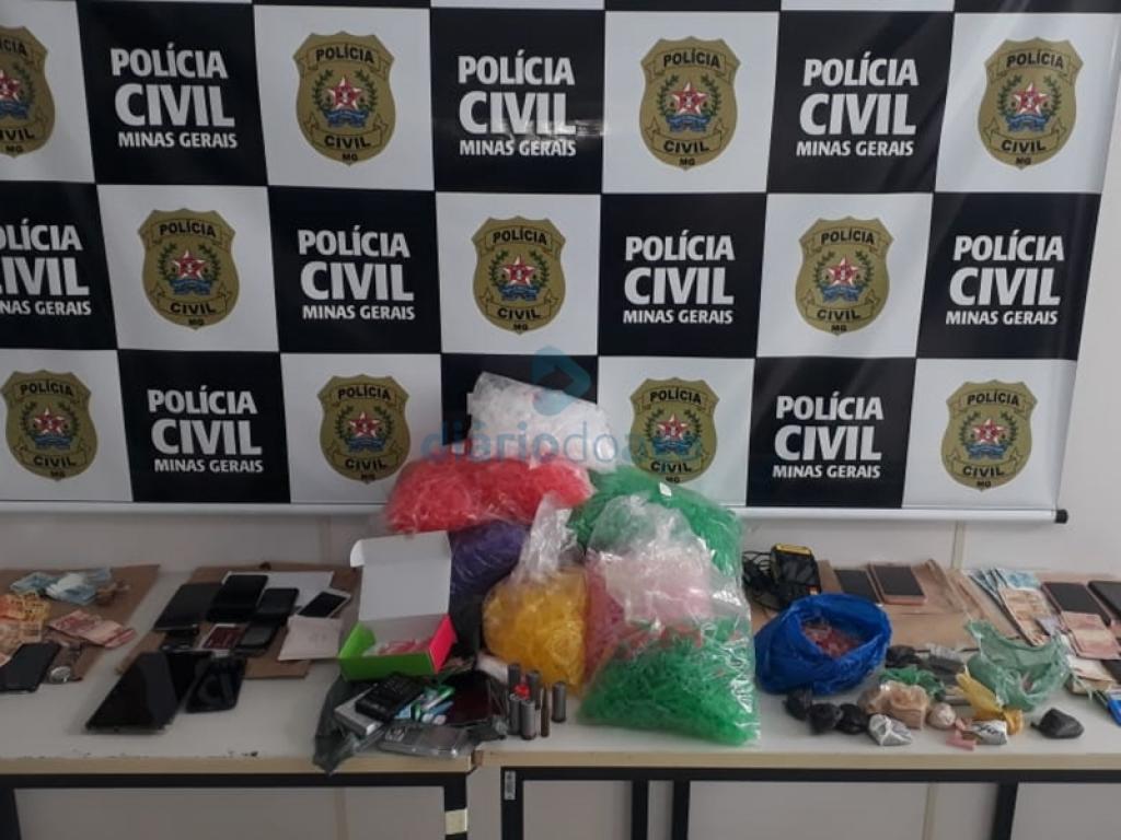 Os objetos recolhidos nas casas vistoriadas pelas equipes da Polícia Civil