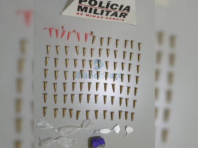 Os pinos com cocaína apreendidos pelos policiais no bairro Industrial na noite de segunda-feira