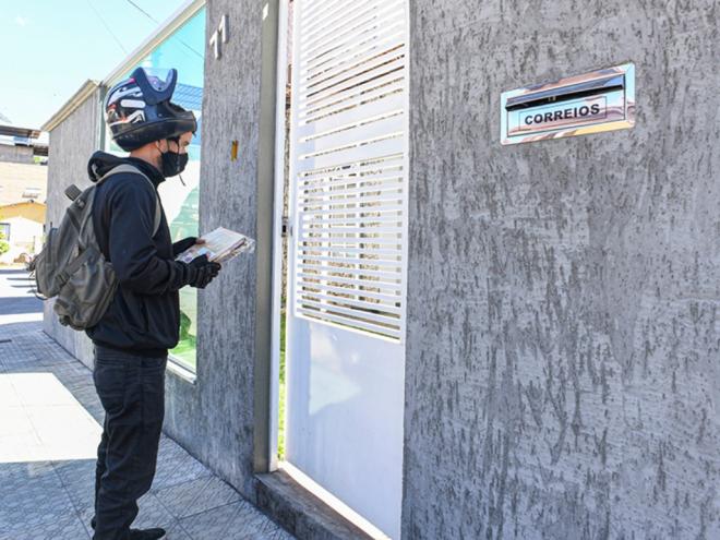 O motoboy da biblioteca entrega e recolhe os livros nas casas dos leitores