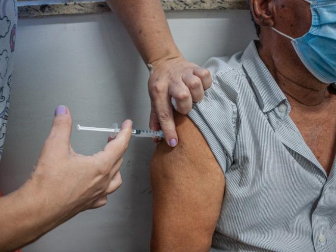 A expectativa é contemplar com a primeira dose todos os 4.600 idosos deste grupo até sexta-feira 