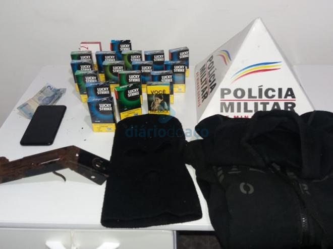 Material apreendido com os dois autores confesso do assalto ao estabelecimento comercial