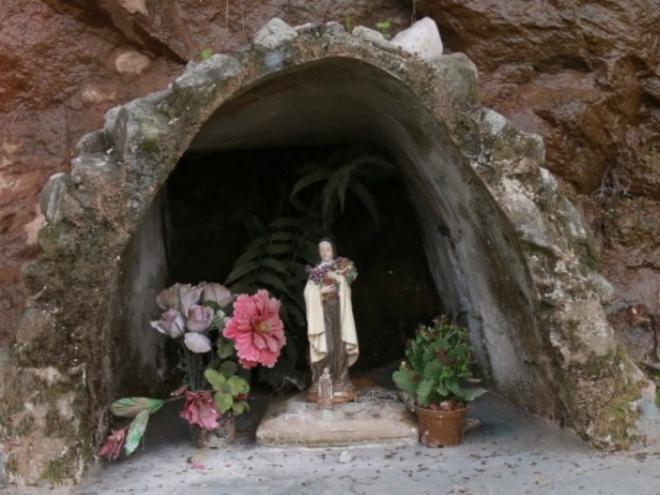 Gruta construída pela comunidade do bairro Santa Terezinha tinha sido restaurada pela administração municipal 