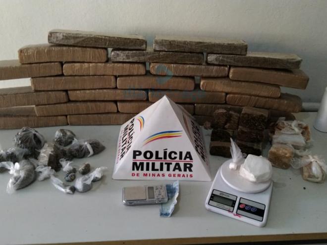 As 23 barras de maconha, mais porções menores da mesma droga e outros entorpecentes apreendidos na casa vistoriada pela PM