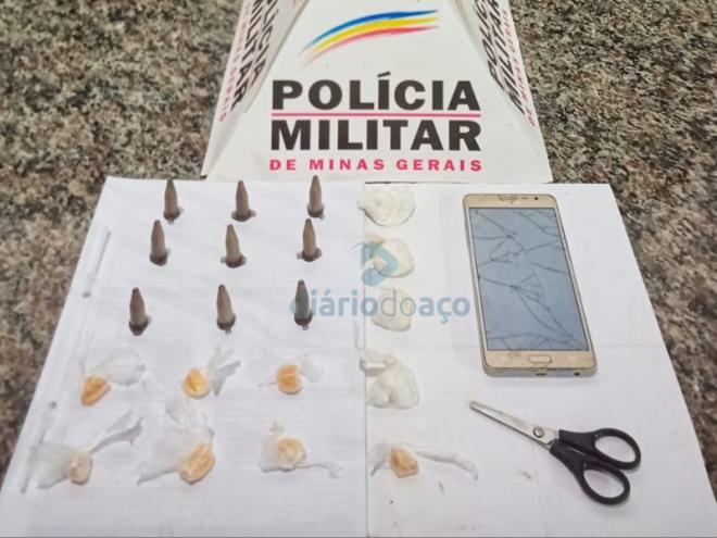 As porções de crack e cocaína apreendidas durante a abordagem aos suspeitos