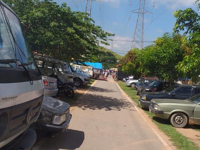 Hoje o cliente pode acessar a calçada compartilhada [distante das comerciantes] e optar qual barraca acessar, sem precisar andar próximo das barracas montadas