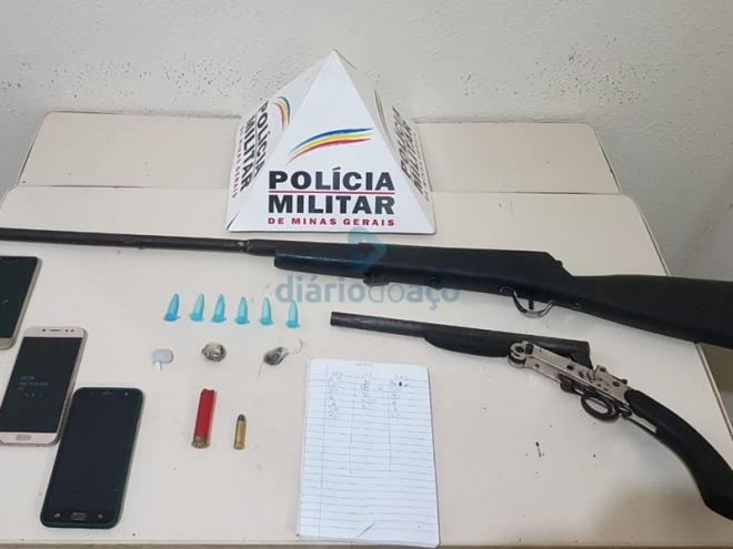 As armas apreendidas, porções de drogas e um caderno com anotações que seriam do tráfico