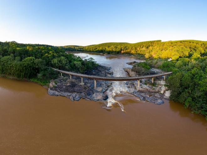 Ponte Queimada sobre o rio Doce, entre os municípios de Marliéria e  Pingo-d'Água