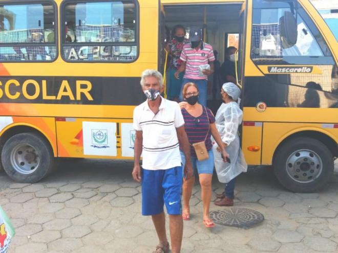 Por meio de ônibus escolares, idosos são levados para as unidades referência 