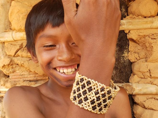 Curumim da etnia Krahô, do Tocantins, com pulseira de semente de tiririca