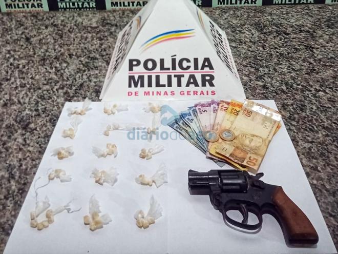 As pedras de crack apreendidas em poder do adolescente infrator e um revólver de brinquedo que pode ser usado para intimidar as pessoas