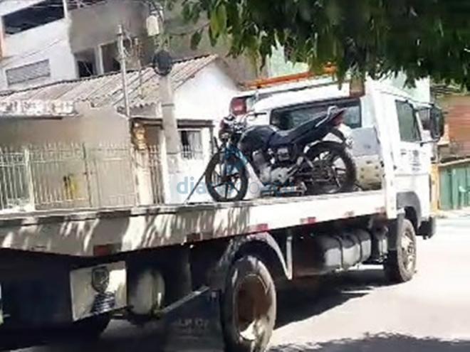 A moto utilizada no atentado foi apreendida pela PM e encaminhada ao pátio credenciado pelo Detran