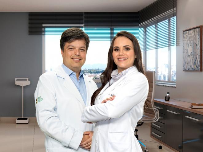 Os médicos Juliano Dantas de Menezes e Marcela Calili Menezes são algumas das estrelas da campanha