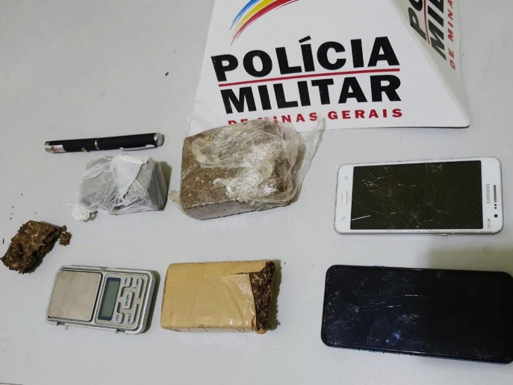 Três tabletes de maconha, uma porção da mesma droga e uma balança de precisão foram apreendidos pela PM