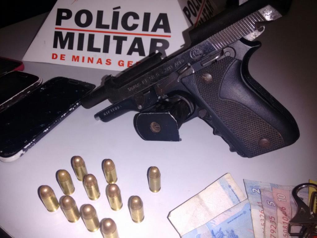 Arma municiada estava escondida junto ao motor do VW Gol 