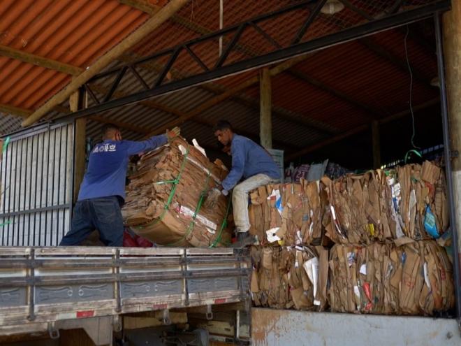 Caminhão com material reciclável foi carregado nesta terça-feira (20), com destino a Belo Horizonte 