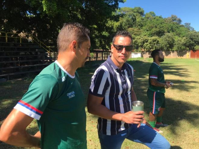O técnico Charles Guerreiro e o supervisor de futebol da base do Tigre Gilcimar Martins conversam sobre os preparativos para a viagem do Sub-20 a BH