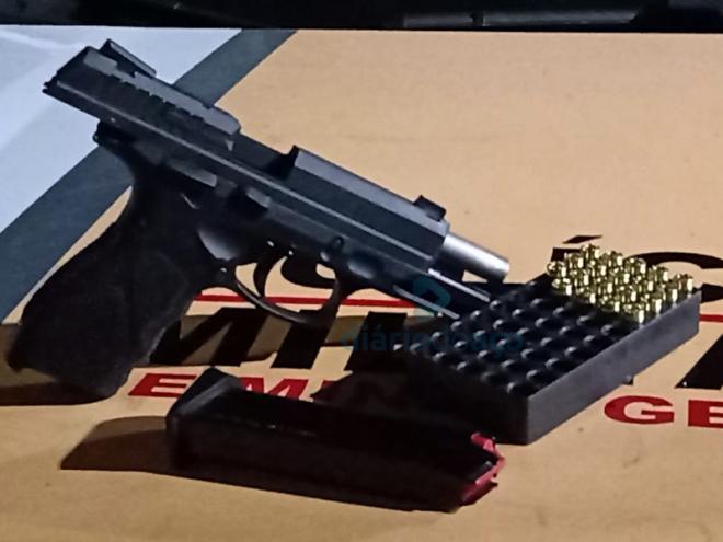 Na BR-458, em Ipatinga, os policiais aprenderam esta arma de calibre 380