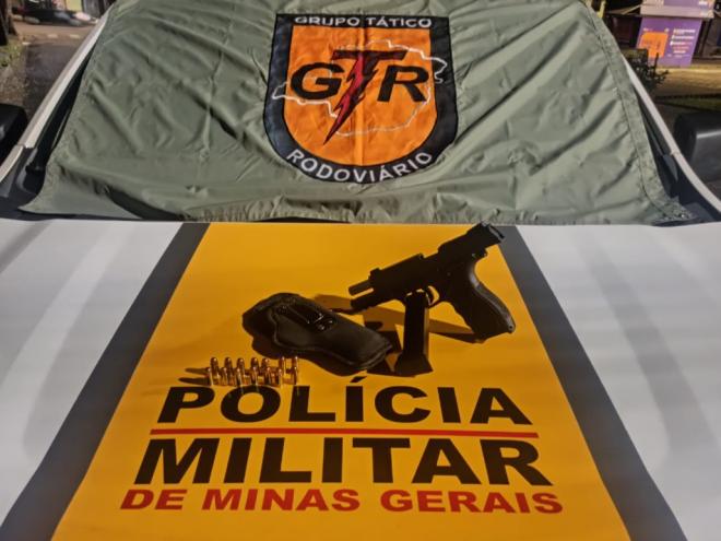 Apreensão de arma e munições foi realizada na noite de sábado (24)