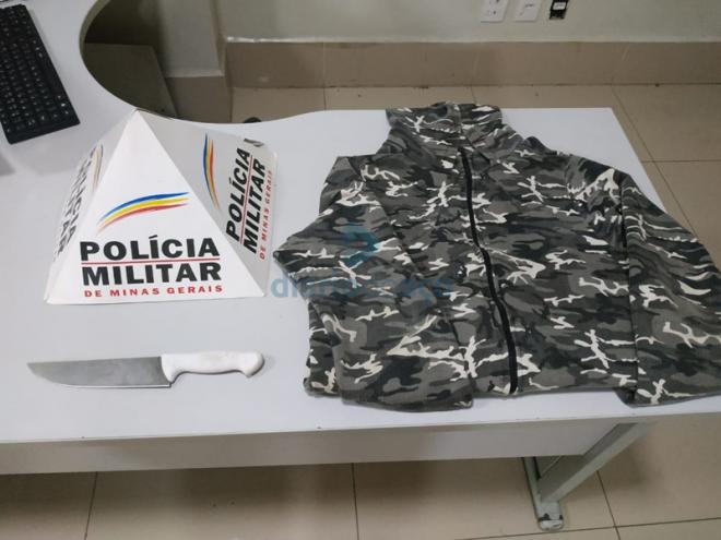 A faca usada no assalto e uma blusa que o suspeito trajava foram apreendidas pelos PMs