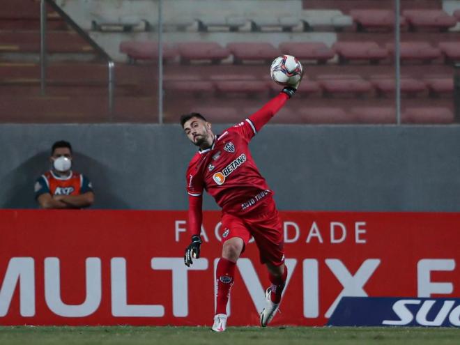 Goleiro sofreu uma fratura no ombro direito, no jogo contra o Athletic 