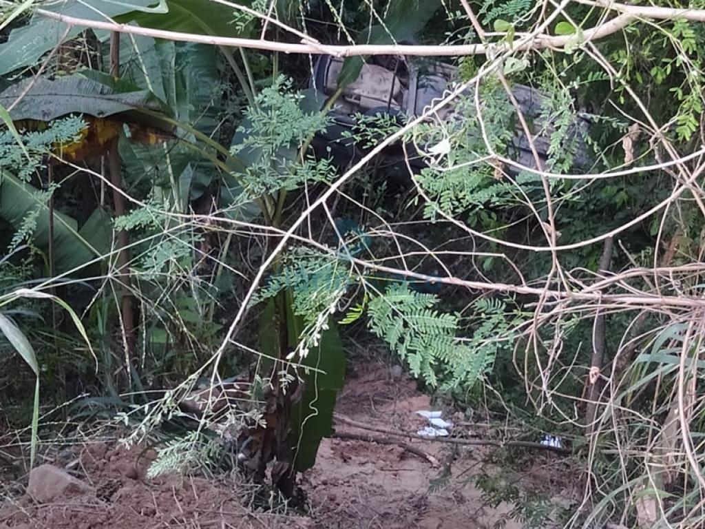 O carro do sargento foi localizado caído em um matagal, na margem da estrada próximo de Jaguaraçu