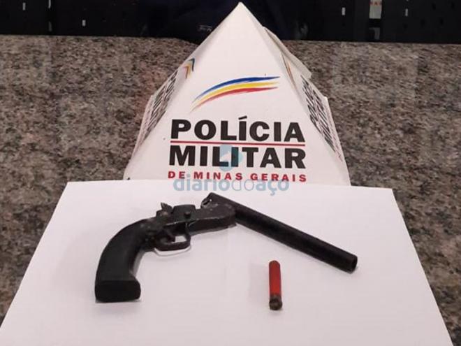 A garrucha usada no crime é de fabricação caseira e estava com um cartucho de calibre 36