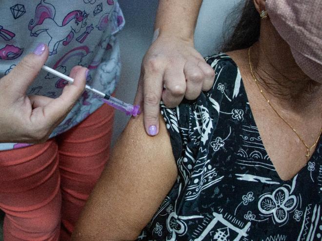 Tanto a CoronaVac quanto a AstraZeneca dependem da aplicação de duas doses da vacina para garantir a sua eficácia necessária 