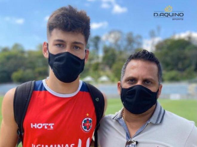Guilherme ao lado de Daniel Aquino, Sócio-diretor da empresa que gerencia sua carreira 