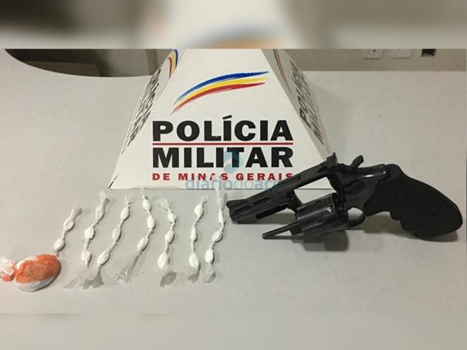 Revólver de calibre 38, porções de cocaína e uma de maconha, material encontrado pelos PMs