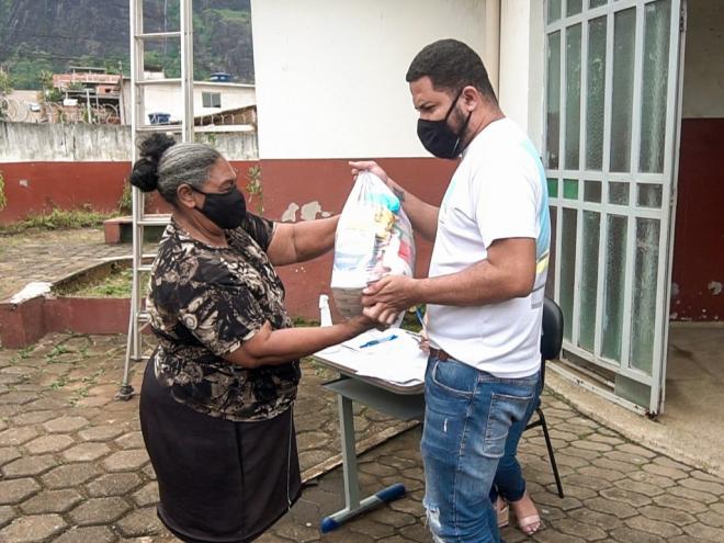 Kits estão sendo entregues nas escolas na área urbana e nas residências da zona rural
