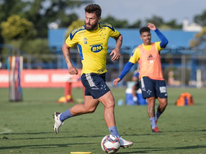 Depois de cumprir suspensão no último jogo, Rafael Sobis deve voltar à titularidade neste domingo